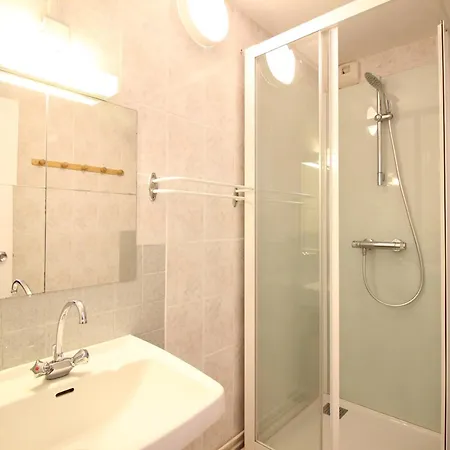 F2 Au Pied Des Pistes Avec Balcon, Parking Et Local A Skis - Fr-1-415-62 * Mont-Dore